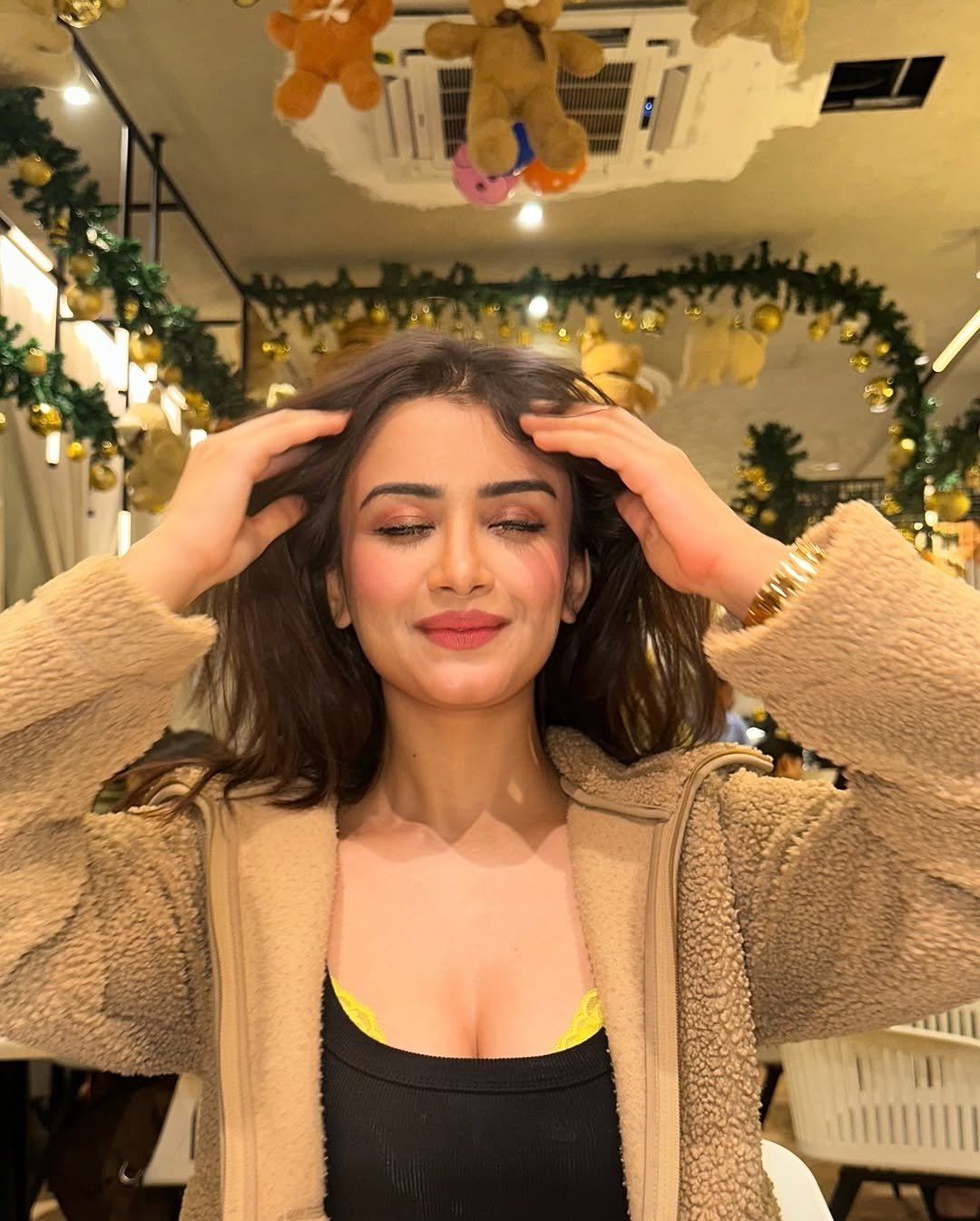 Sakshi Sharma Bold Neckline In Black Top