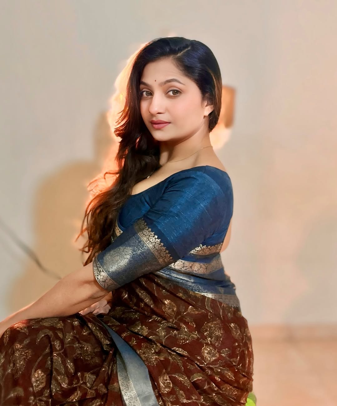 Sanam Joshi Side Profile Saree Look