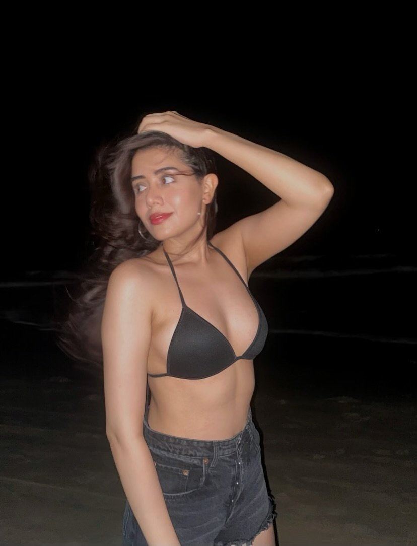 Aarti Chhikara Flaunting Toned Midriff At Beach!