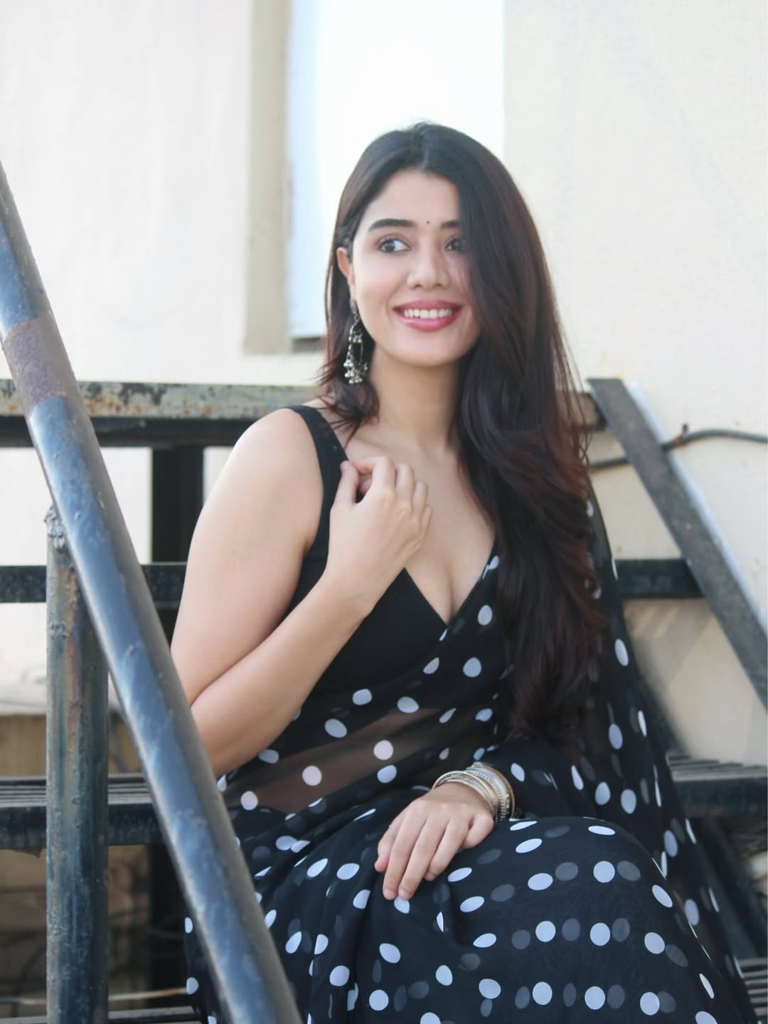 Aarti Chhikara Sizzles In A Polka Dot Saree Look.