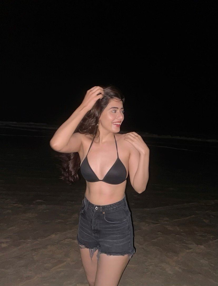 Aarti Chhikara Strikes A Playful Peace Sign Pose