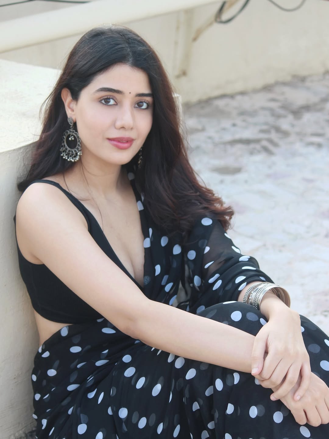 Aarti Chhikara Flaunts Her Curves In New Saree.