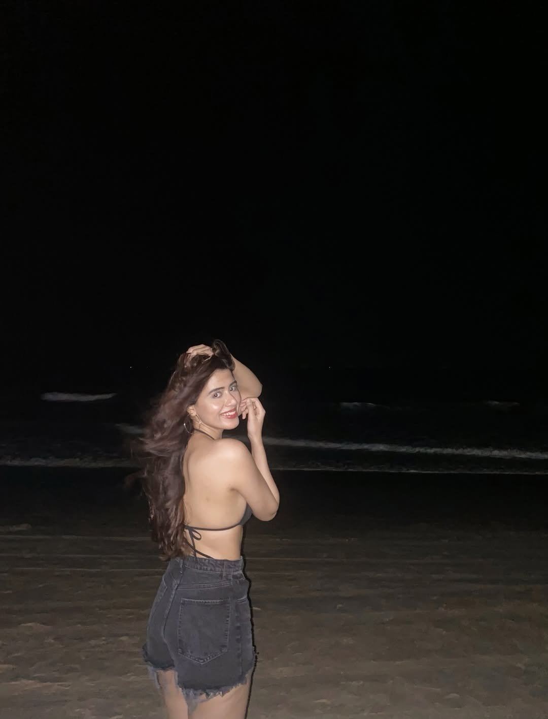 Aarti Chhikara Running Hands Through Her Hair!!!