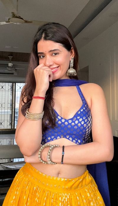 Aarti Chhikara Confident Pose In Ethnic Fashion!