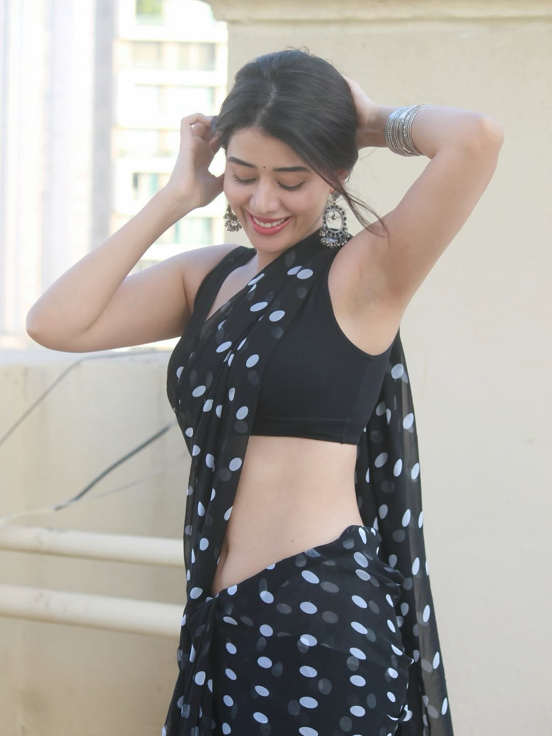 Stunning Aarti Chhikara Posing In Black Blouse!!