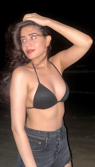 Aarti Chhikara Bold Gaze In Midnight Beach Vibe!