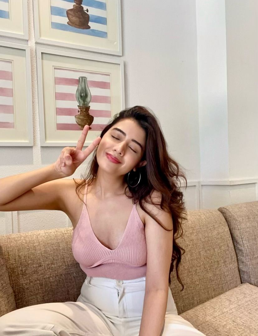 Aarti Chikata Flaunts Casual Glam With Confident Smile