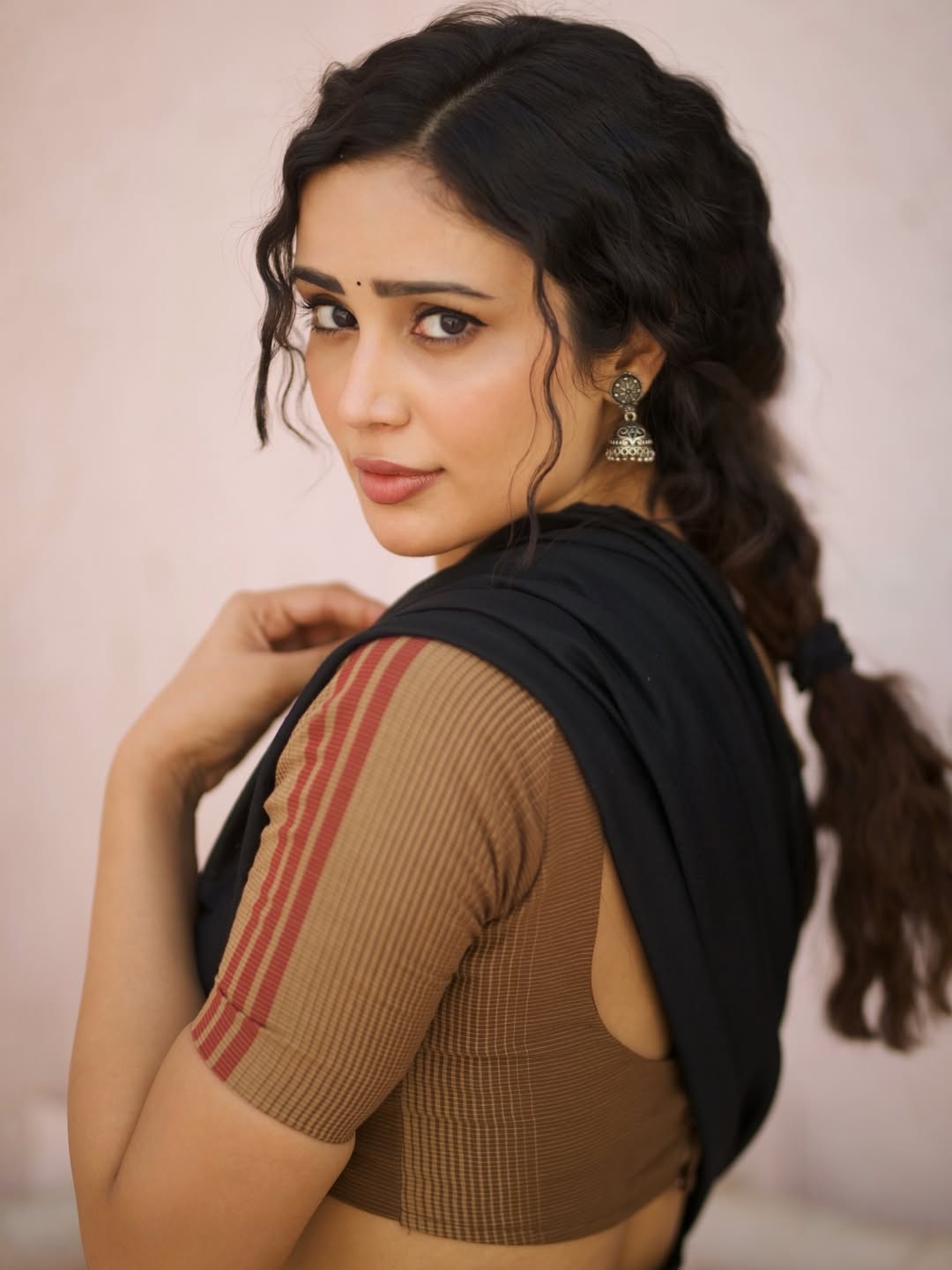 Bold Anaira Gupta Captivates In Her Ethnic Glam.