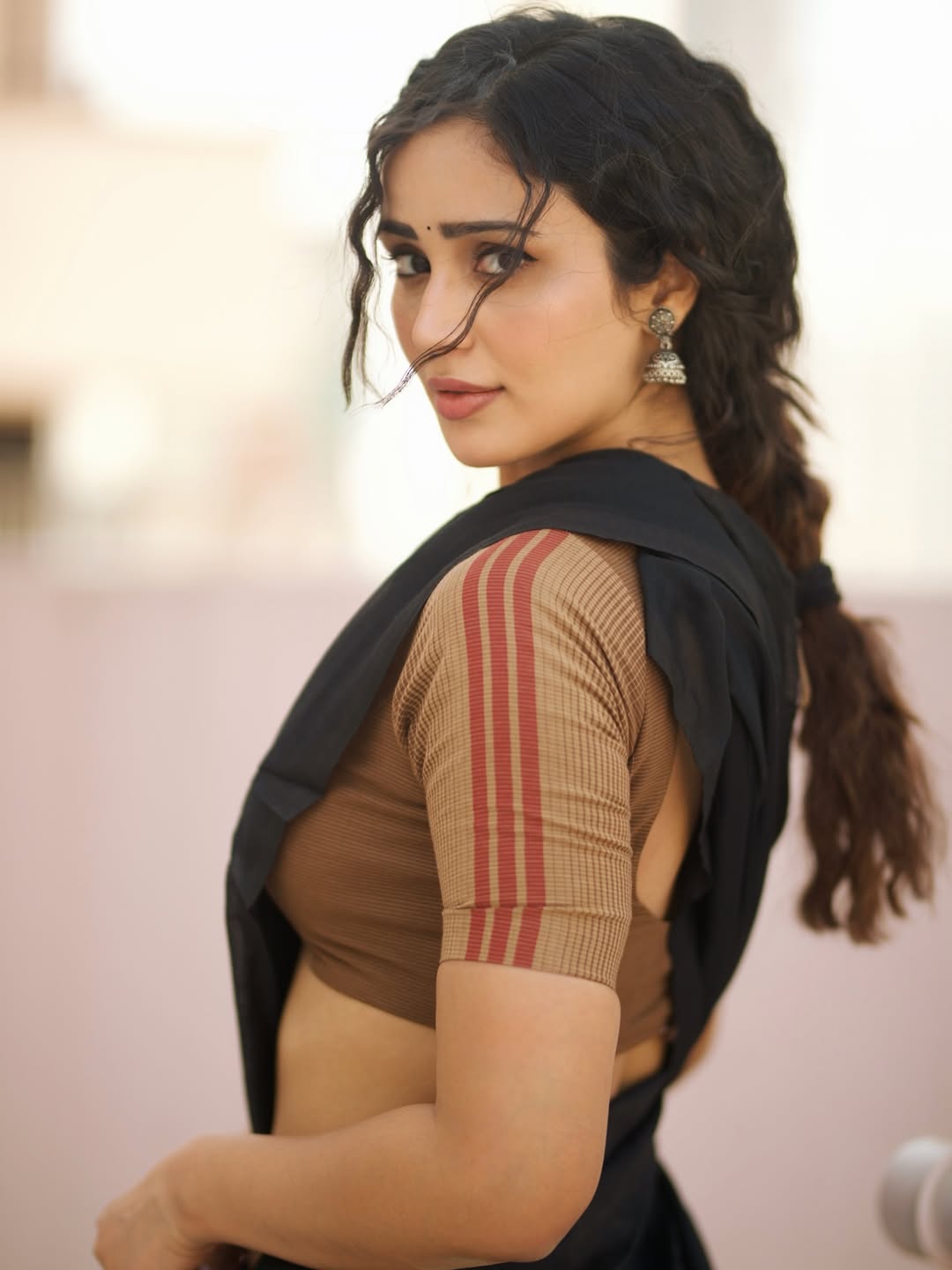 Anaira Gupta Rocks Messy Braid And Saree Style!.