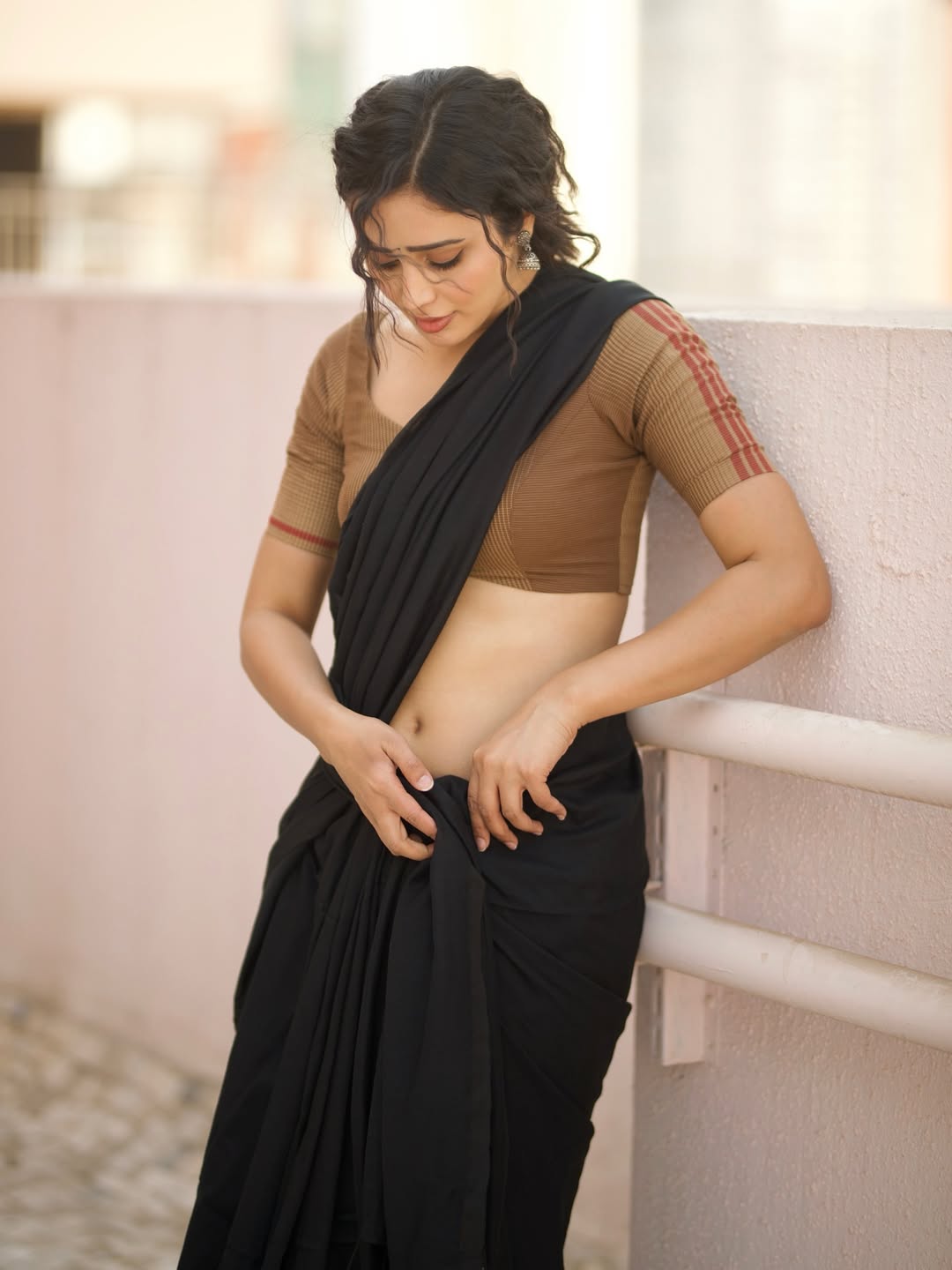 Anaira Gupta Displays Her Toned Navel In Saree!.