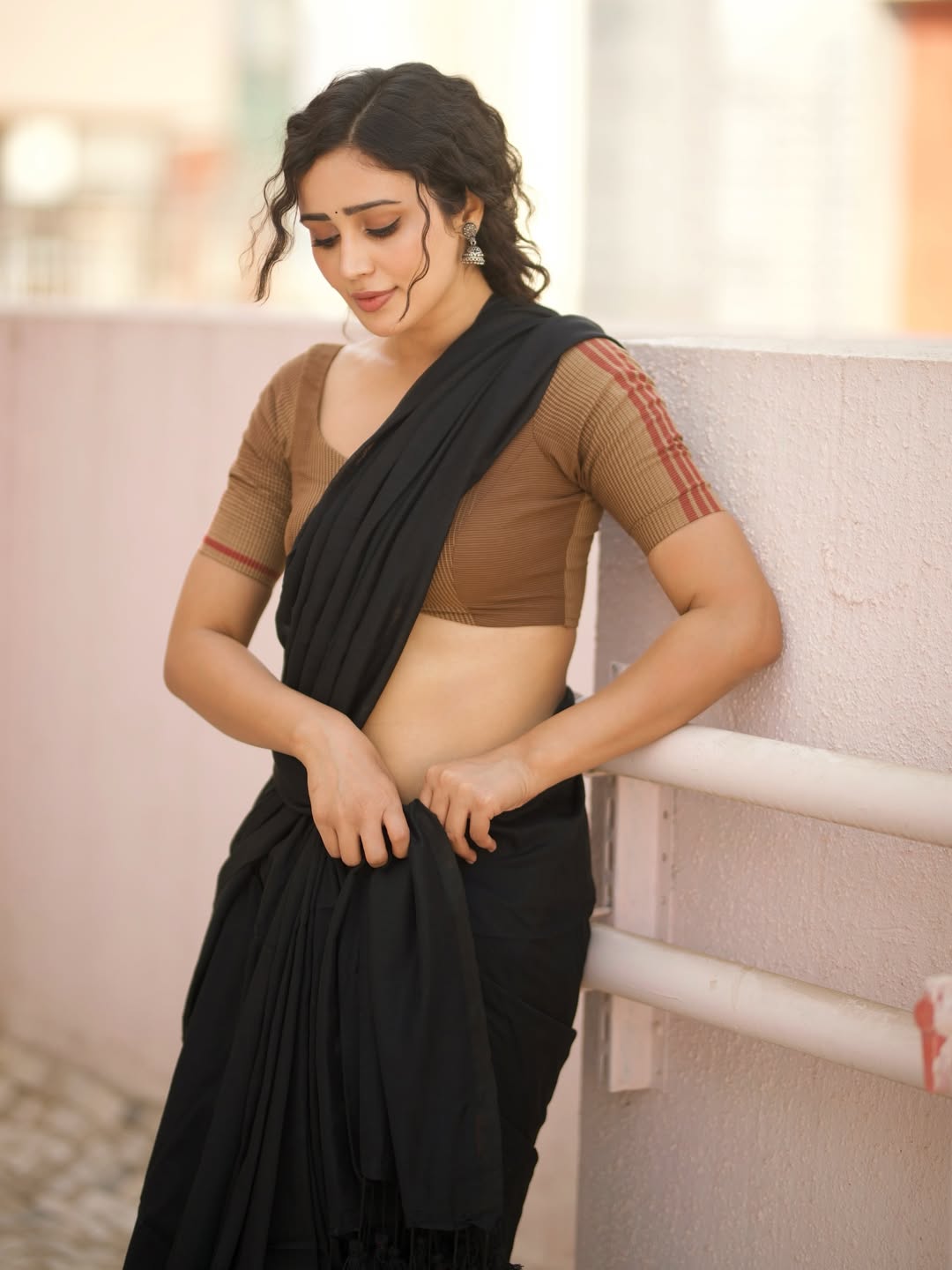 Anaira Gupta Sizzles In A Bold Black Saree Look.