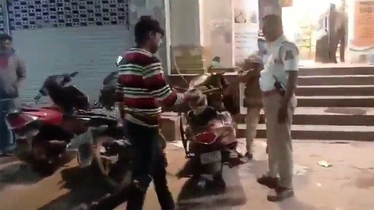 Drunk auto driver snake threat Hyderabad
