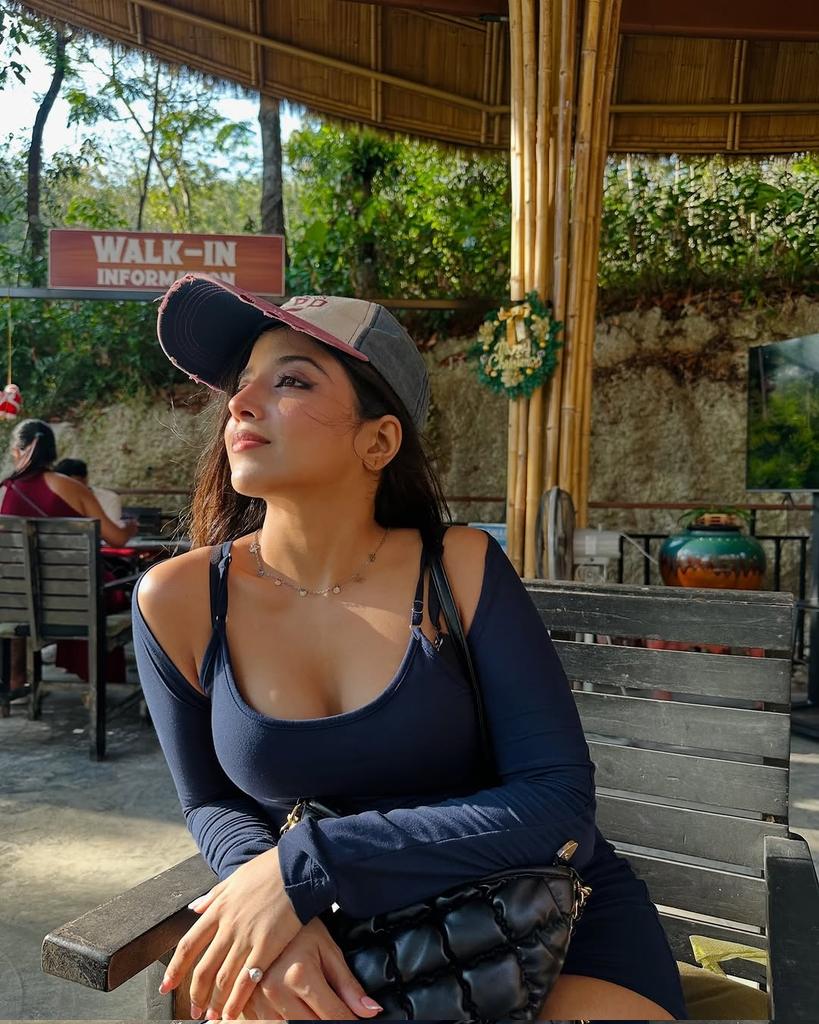 Khushi Dubey Flaunts Her Spicy Sculpted Curves.