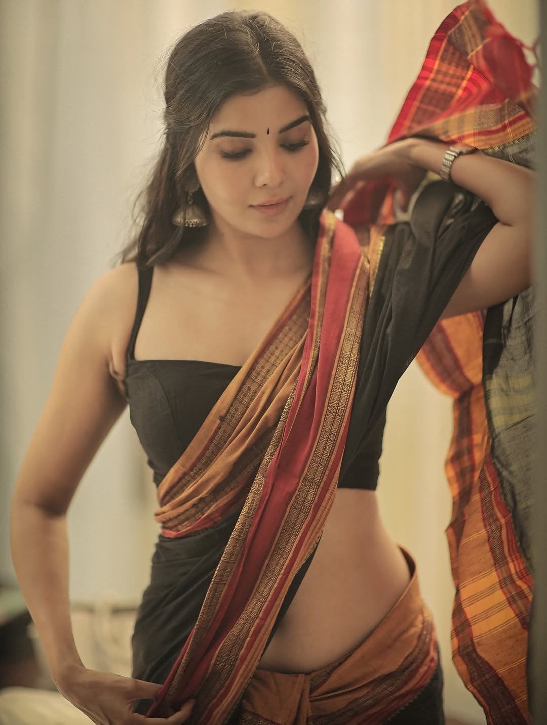 Madhuri Jain Adjusting Saree With Classy Poise!!