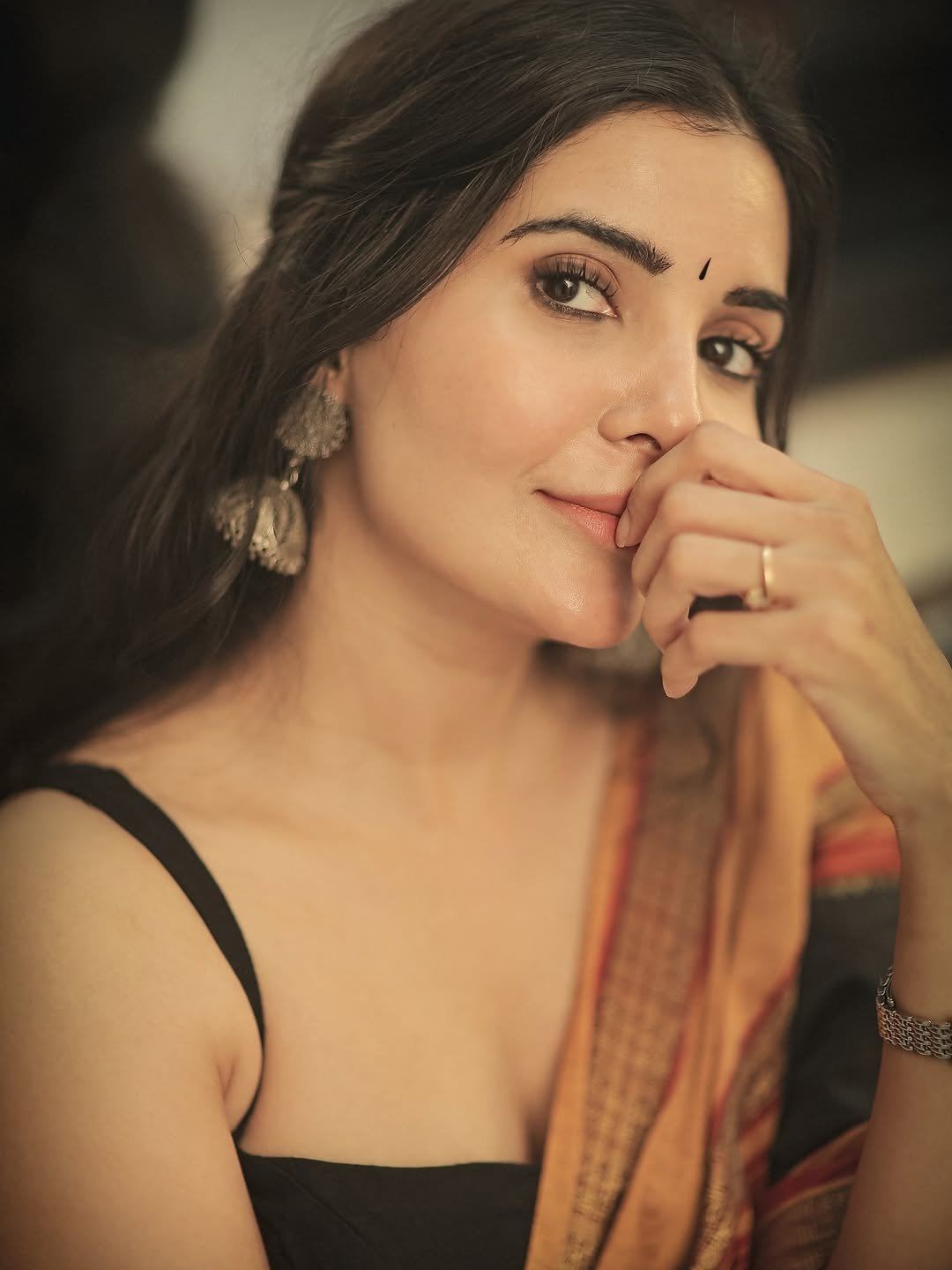 Madhuri Jain Trendy Sleeveless Black Blouse Look