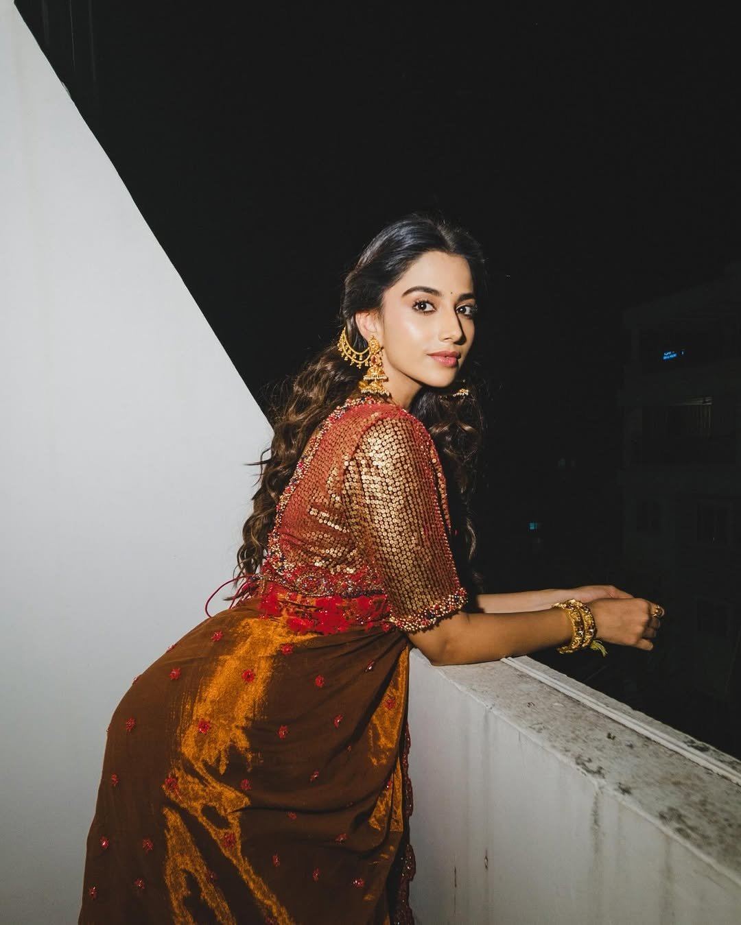 Playful Side Pose By Meenakshi Chaudhary Look.