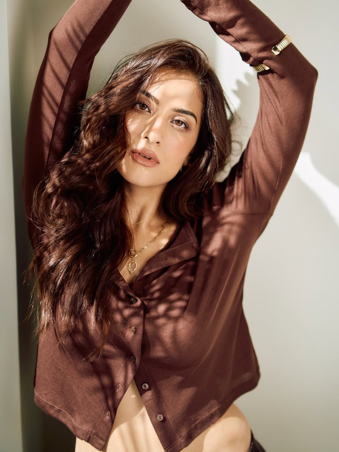 Miloni Johnsa Flaunts Toned Waist In Crop Shirt