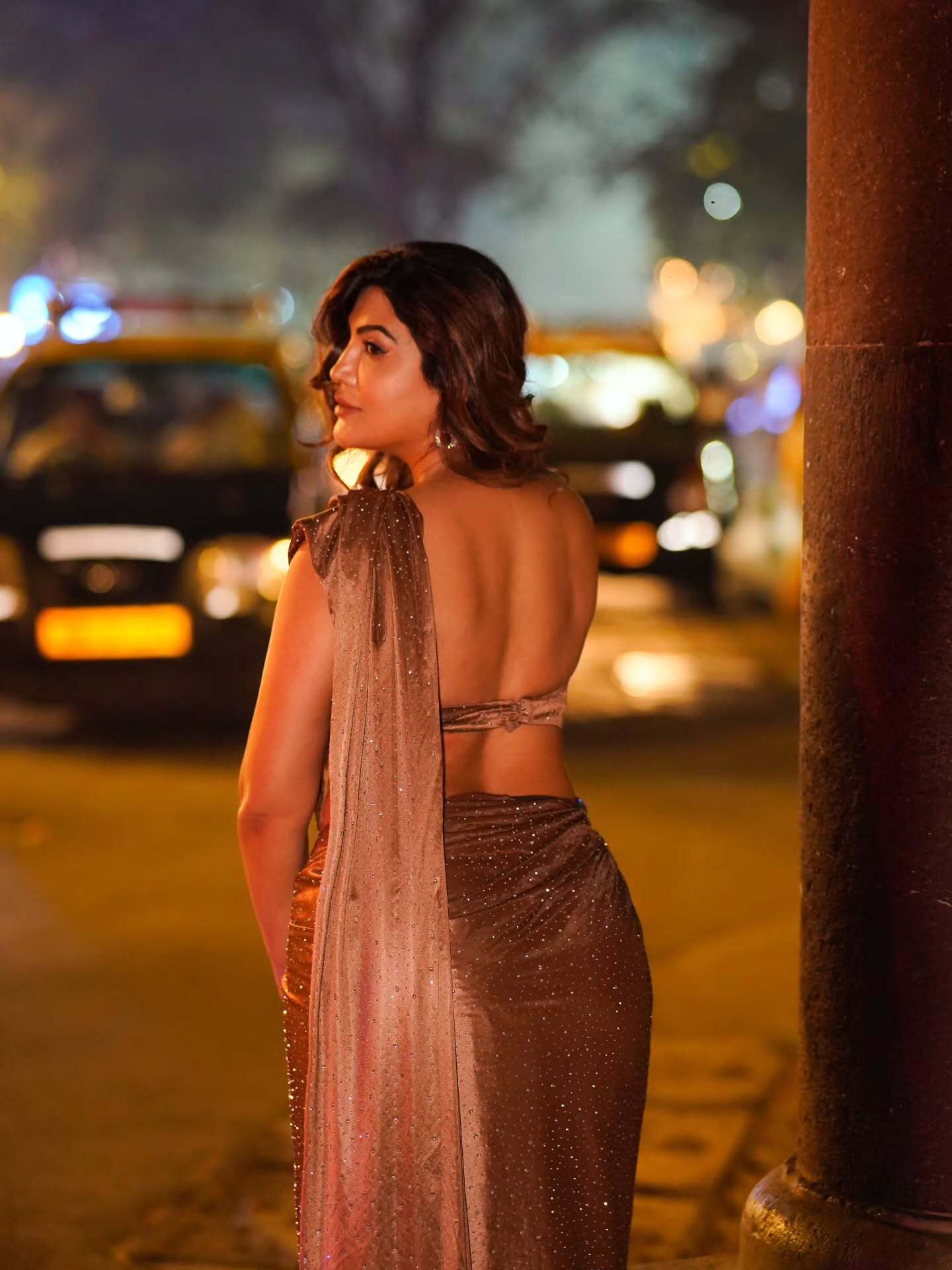 Mrinmai Kolwalkar stylish saree look under city lights
