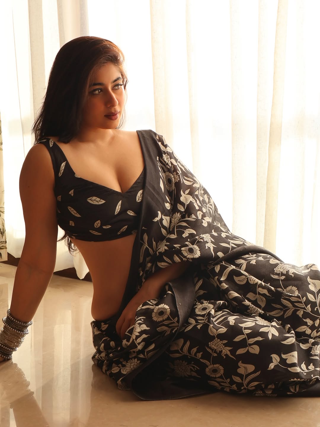 Nikita Sharma Trendy Sleeveless Black Blouse Look