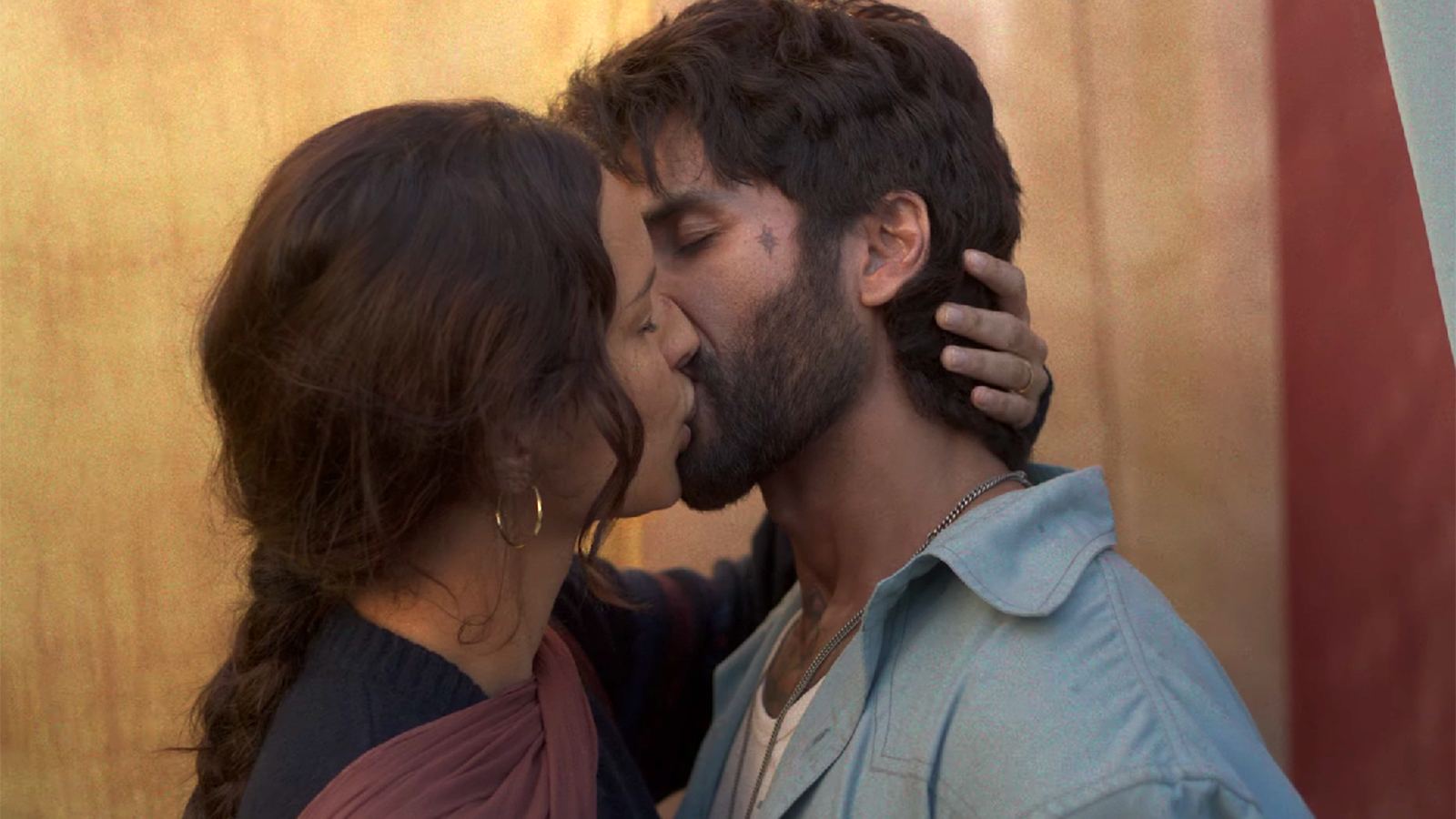 O Romeo Kiss Controversy