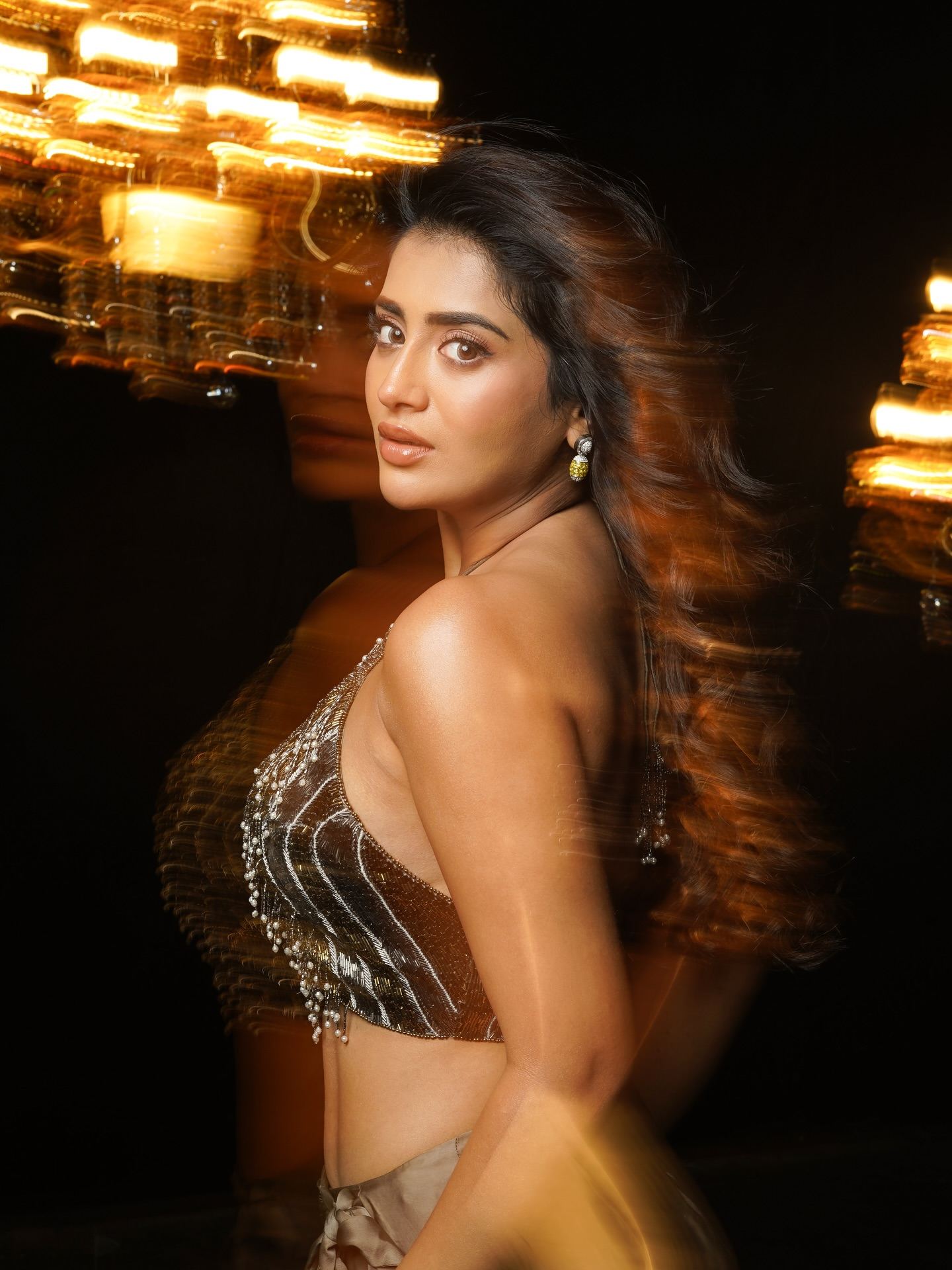 Rashi Singh’s Modern Glam Pose Steals Focus