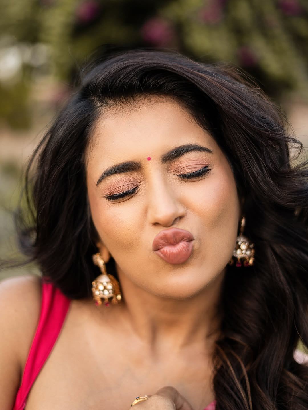 Rashi Singh Edgy Makeup With Bindi Look