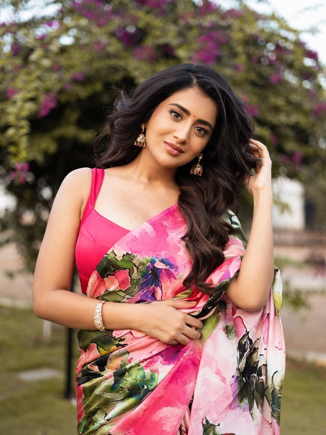 Rashi Singh Trendy Sleeveless Blouse Design