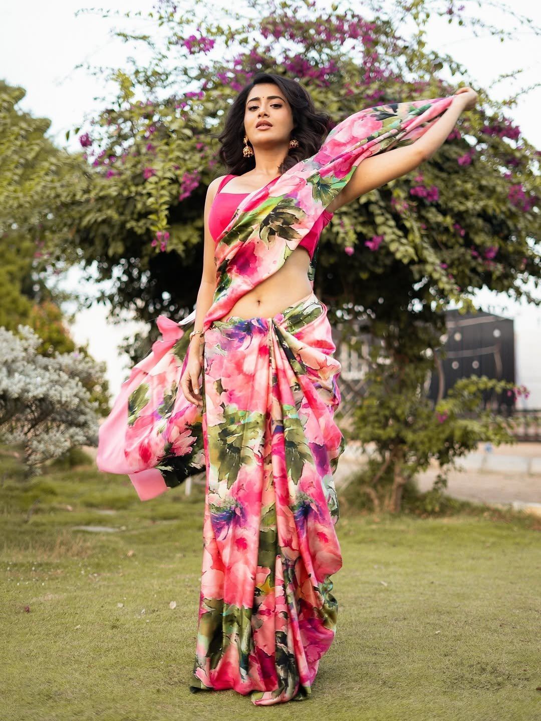 Rashi Singh Playful Pallu Throw In Garden
