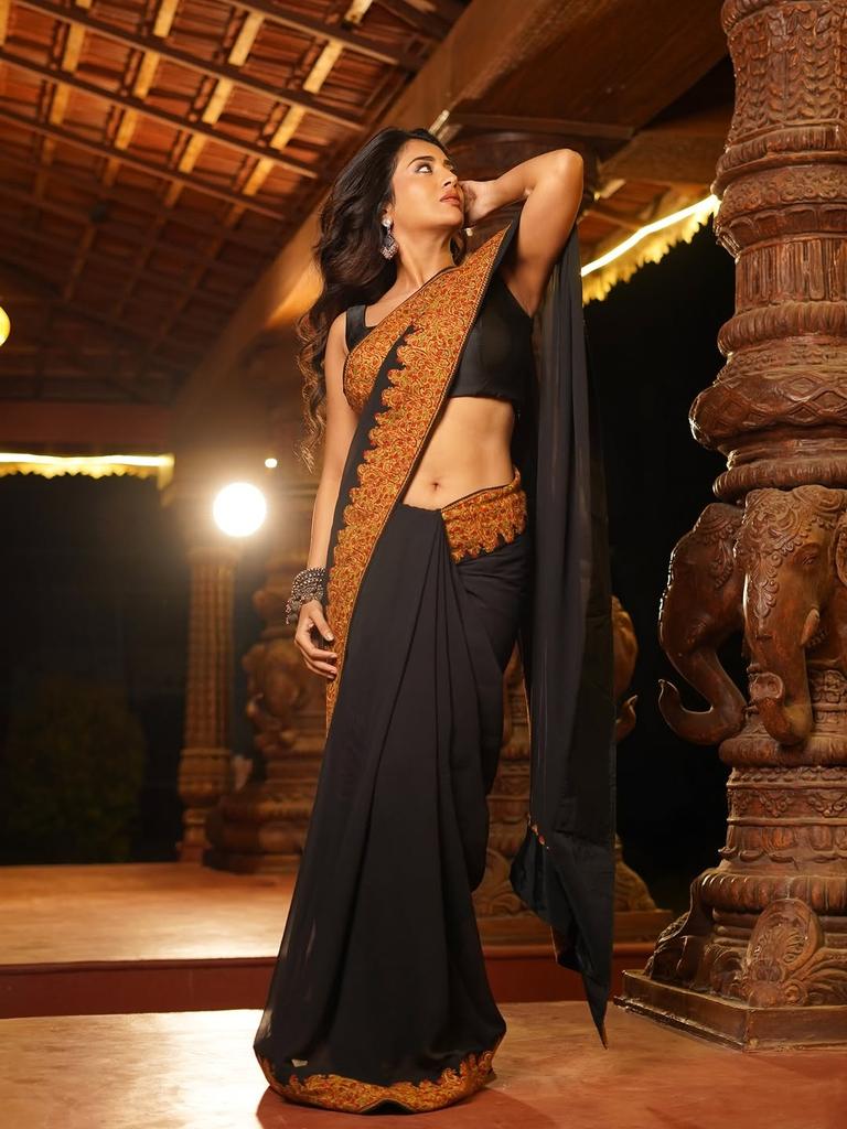 Rashi Singh Posing In A Spicy Sleeveless Blouse.