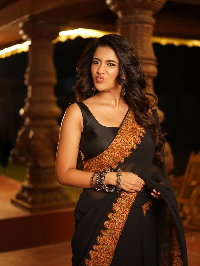 Rashi Singh Sizzles In A Bold Black Saree Look.