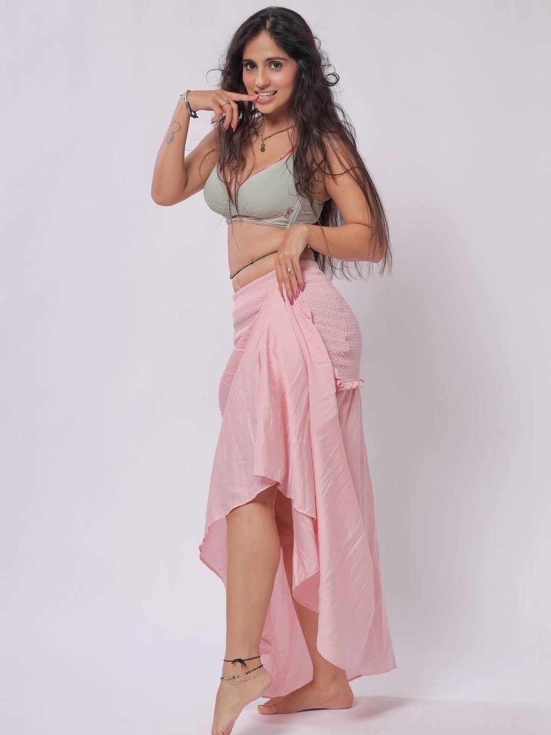 Rose Sardana Shows Off Her Sexy Navel In Skirt