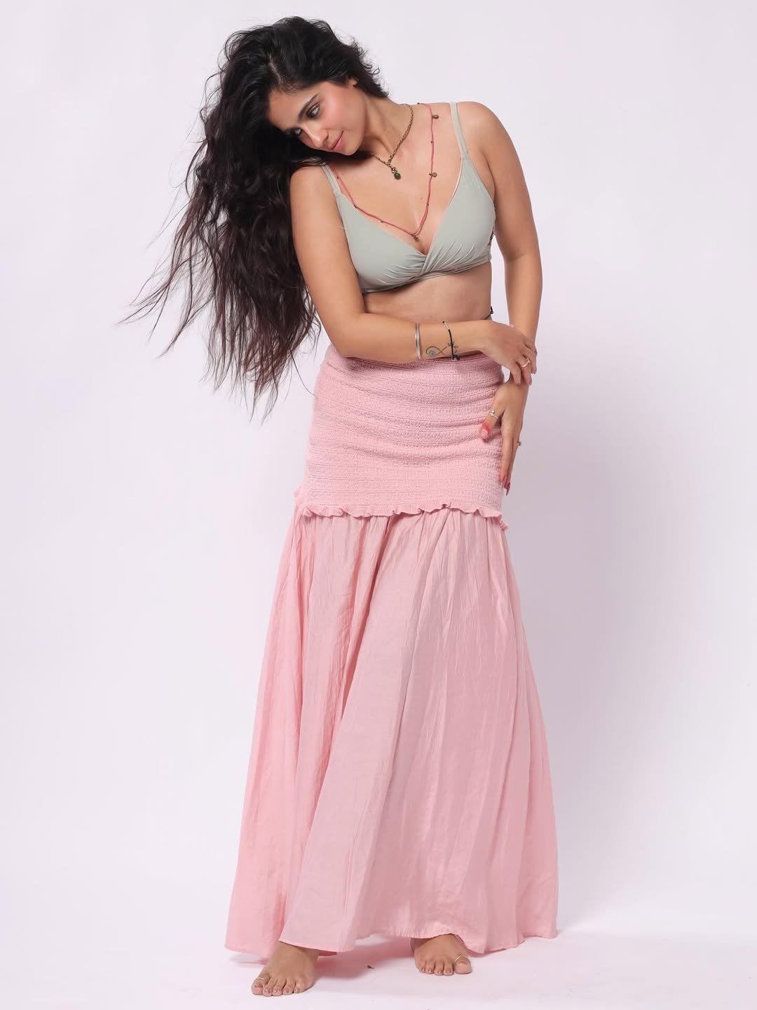 Rose Sardana Flaunts Toned Waist In Pink Skirt