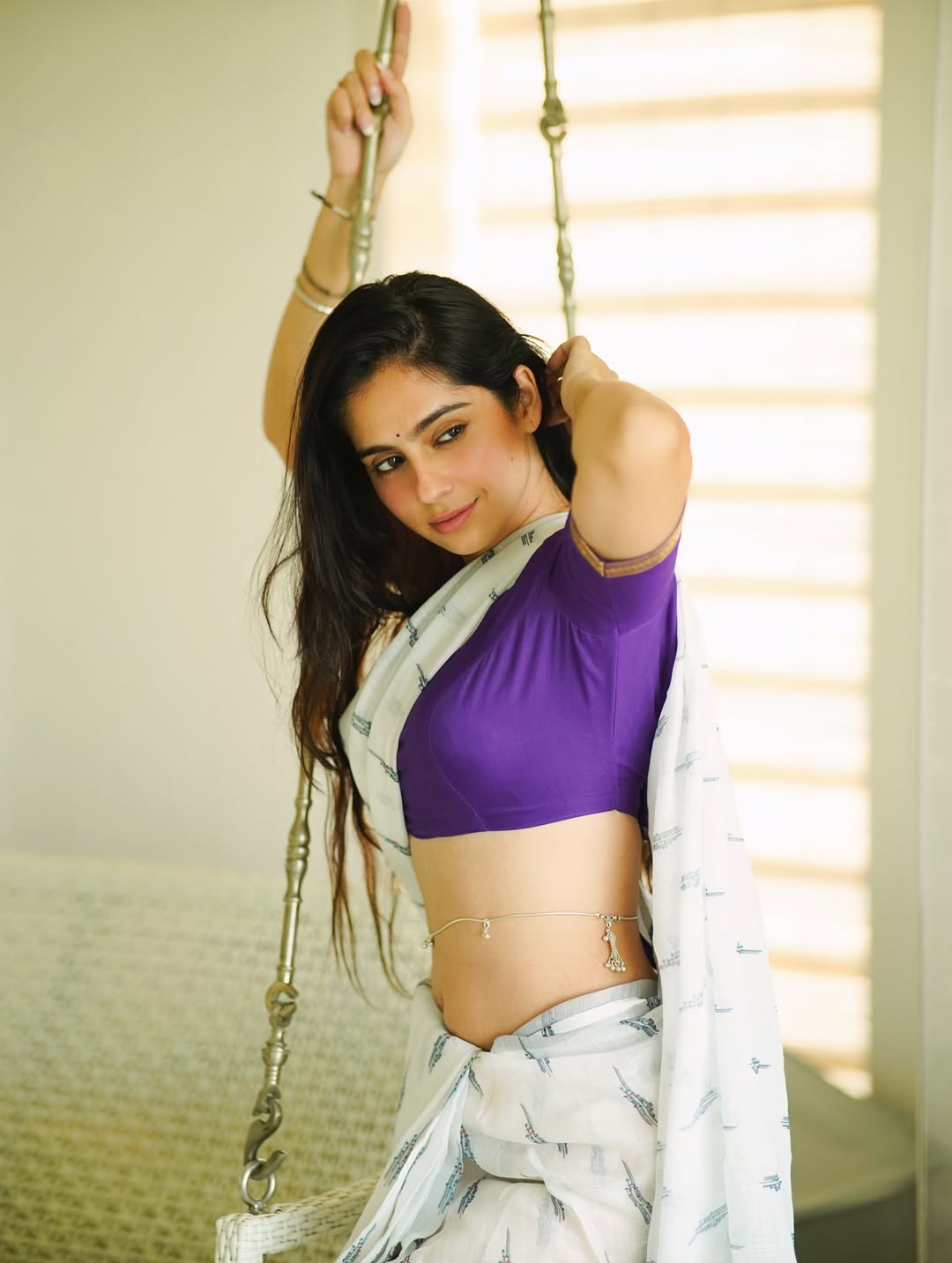 Rose Sardana Flaunts Her Toned Midriff In Saree