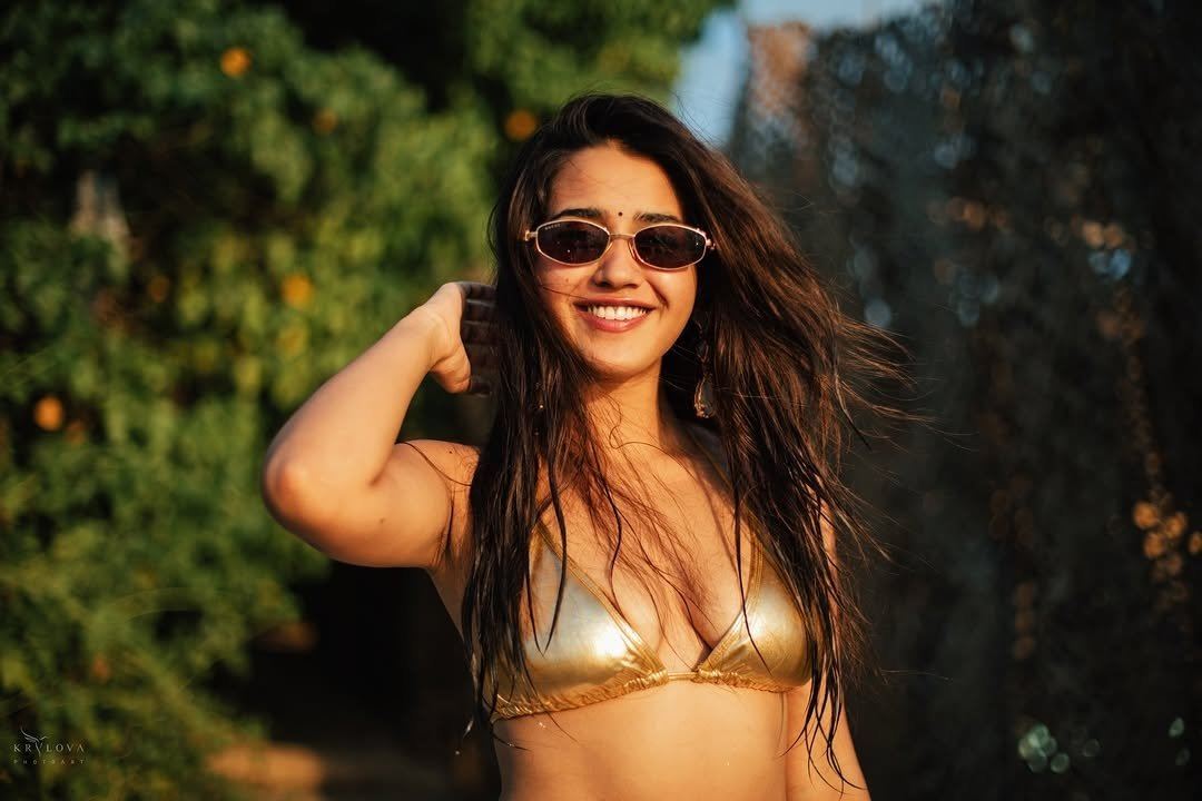 Roshni Walia Sizzles In A Bold Golden Bikini Set