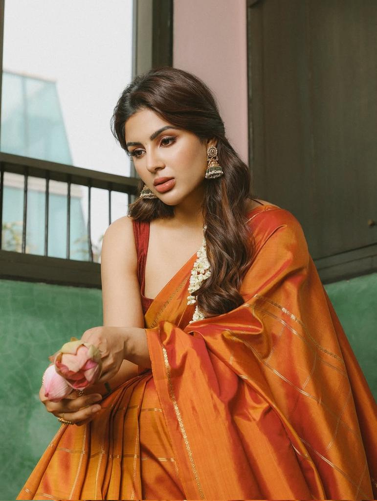 Samyuktha Menon Flaunts Her Spicy Sleeveless Top.