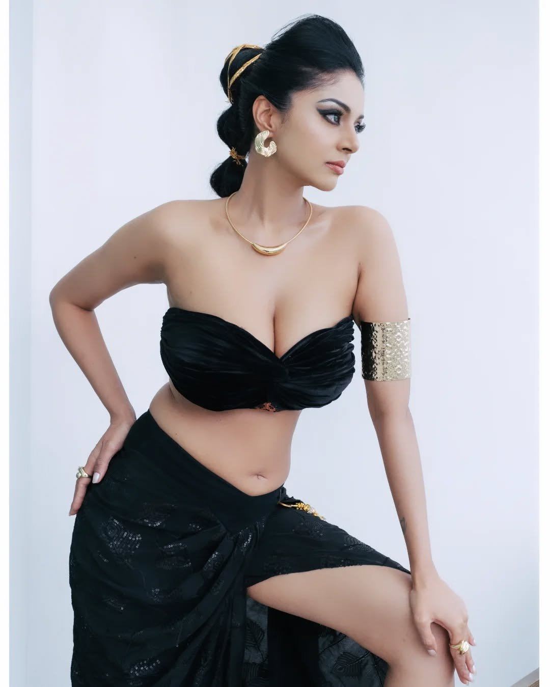 Sanam Shetty Flaunting Toned Navel In Black Outfit