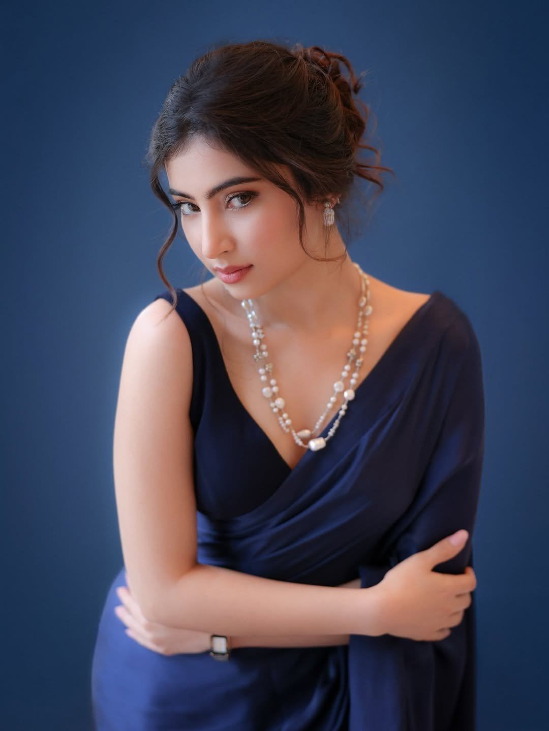 Sara Arjun Playful Expression In Navy Blue Saree!