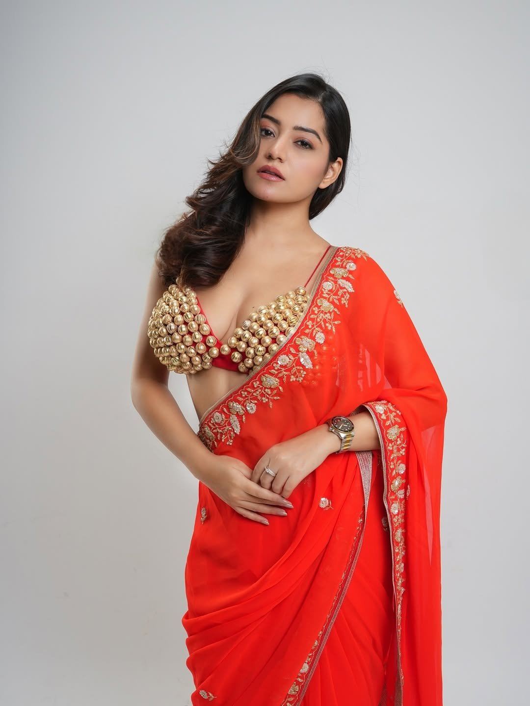 Simran Kaur Showcase Her Classy Saree Draping!!