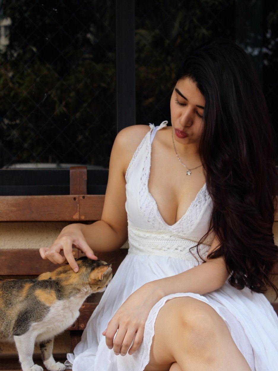 Aarti Chhikara Playing With Her Cat In Style !