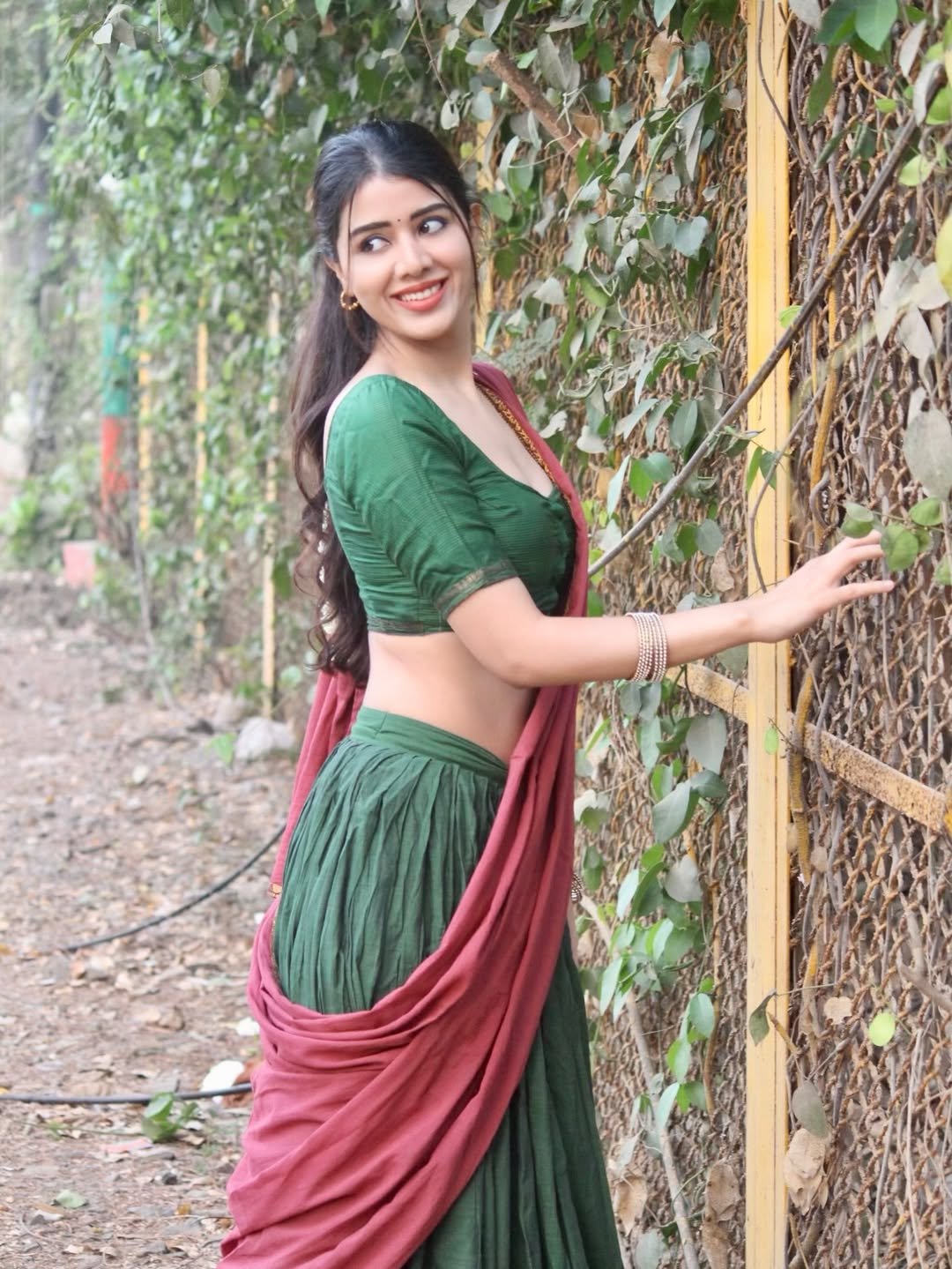 Aarti Chhikara Flaunting Toned Waist In Lehenga