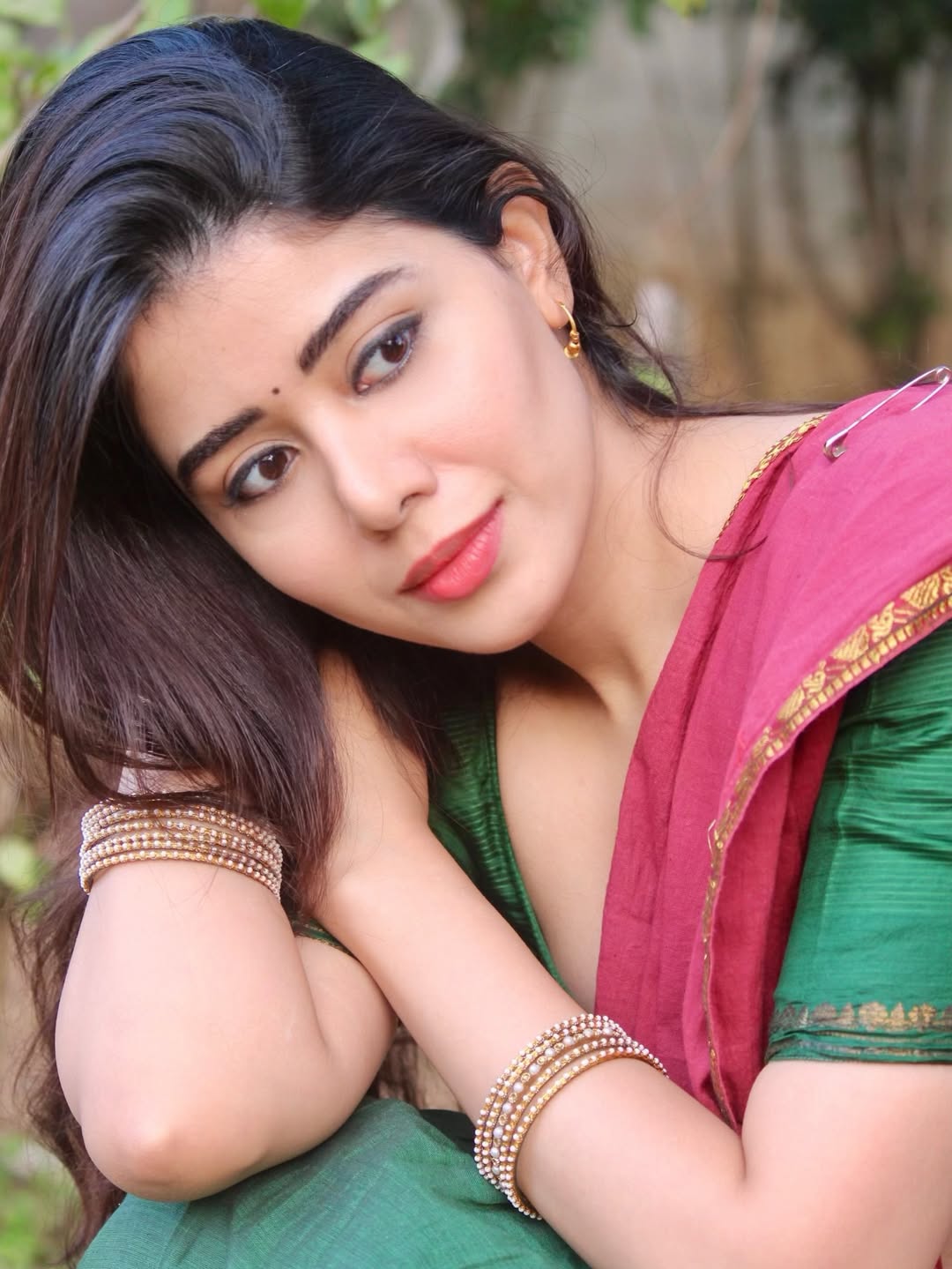 Beautiful Indian Model In Sizzling Saree Poses