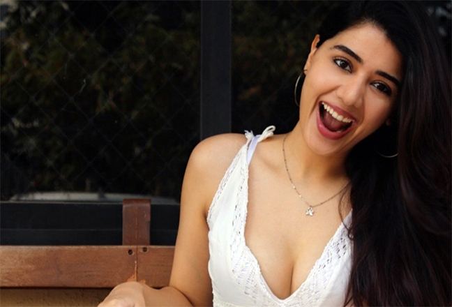 Trendy Aarti Chhikara Sizzles In Bold Poses Now!