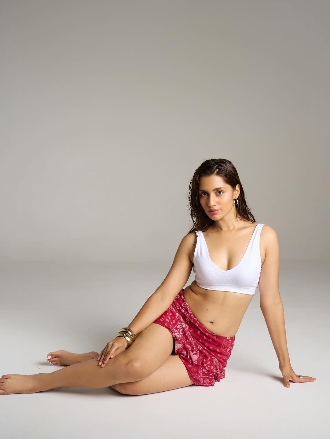 Anushkaa Luhar Studio Glam Pose