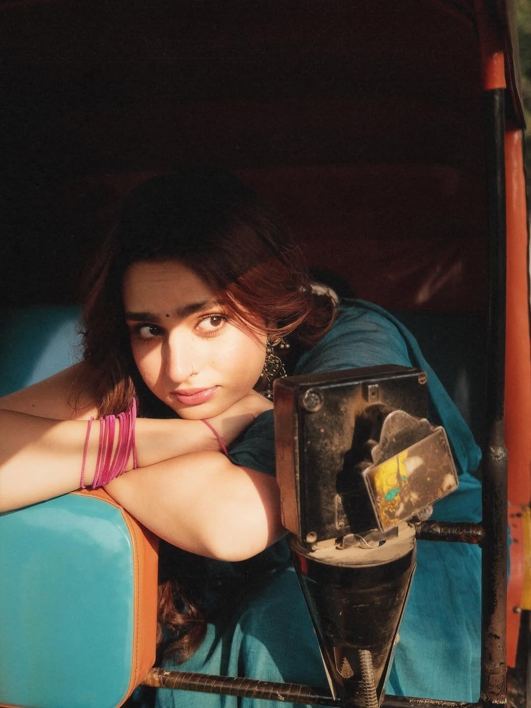 Gorgeous Diva Posing Inside An Indian Rickshaw !!
