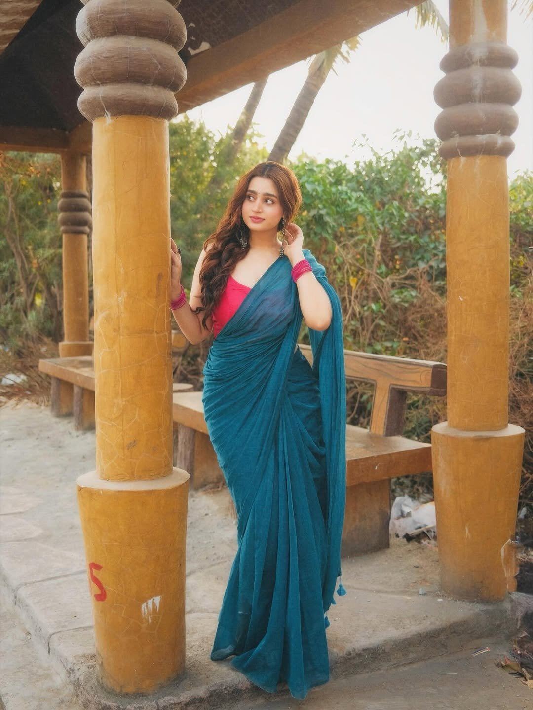 Beautiful Saree Draping Style Of Diva Ayesha Khan