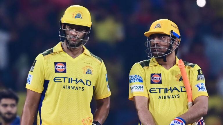 Dhoni advising Shivam Dube in CSK