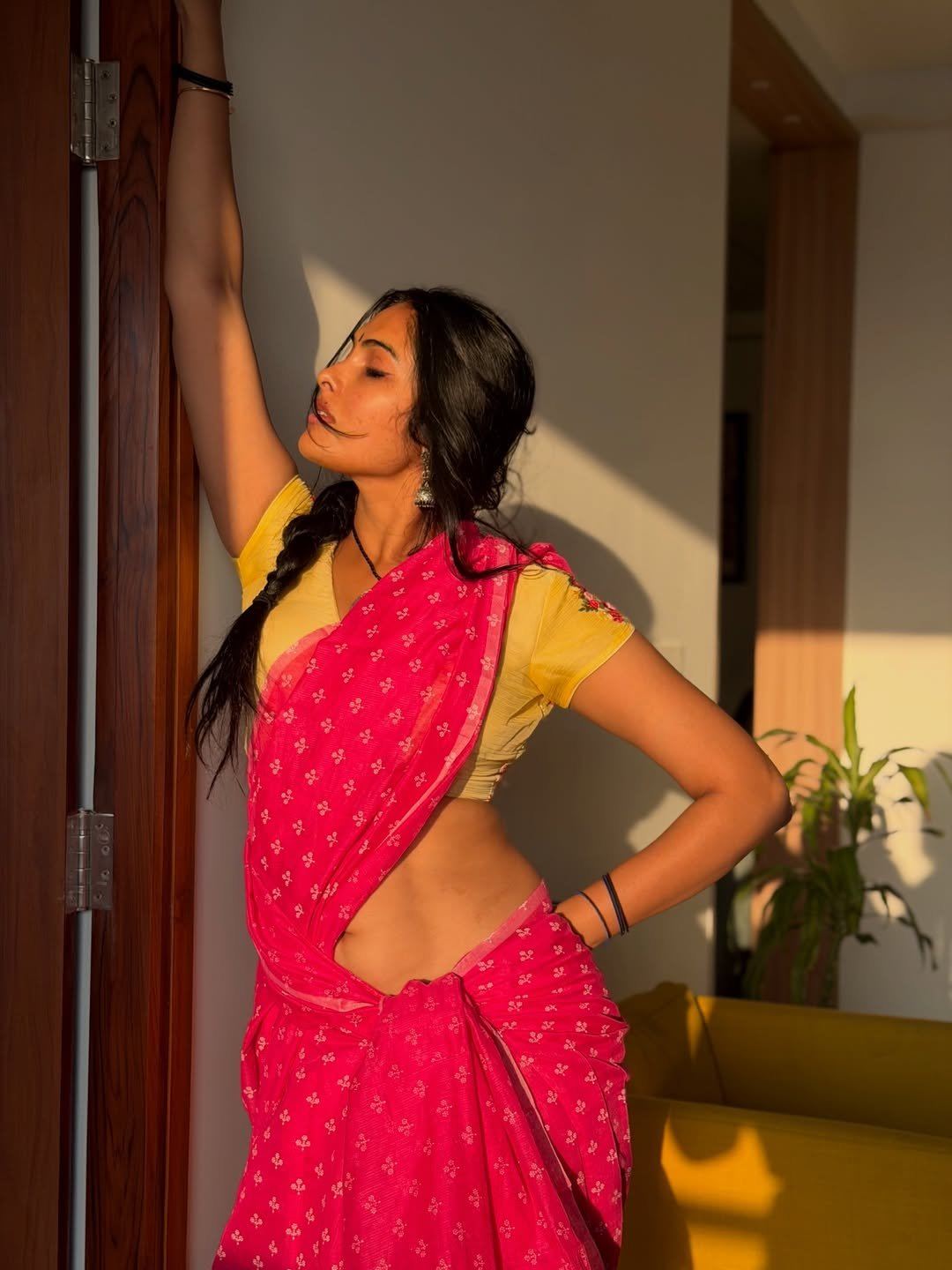 Bold Divi Vadthya In Yellow Embroidered Blouse