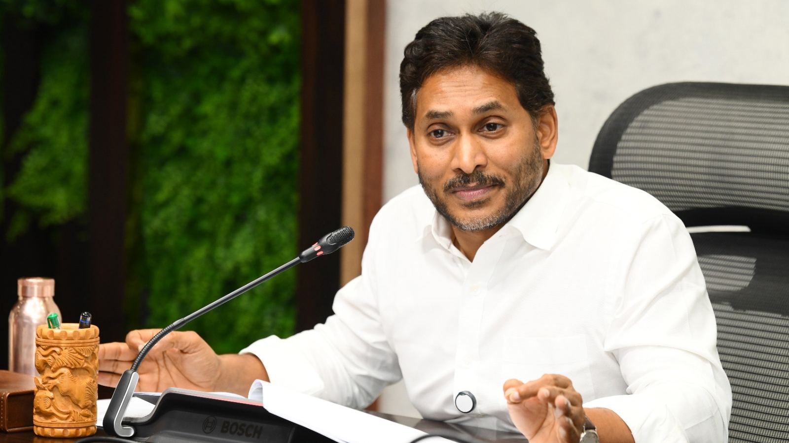 Jagan and Lokesh political travel debate
