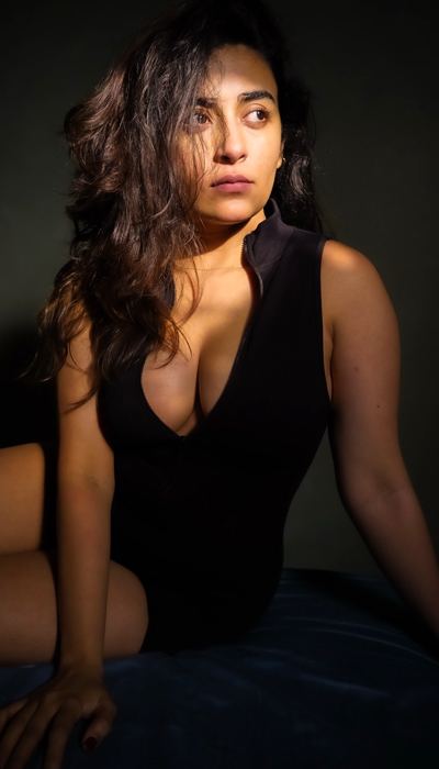 Jinal Joshi Displaying Bold Diva Style Attitude.