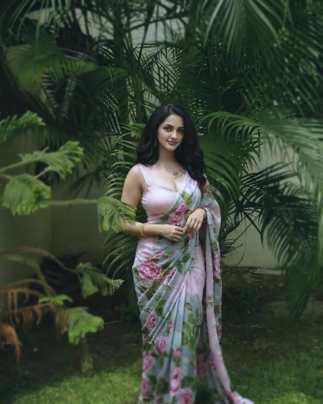 Bold Makeup And Wavy Hair Style On Jyoti Poorvaj
